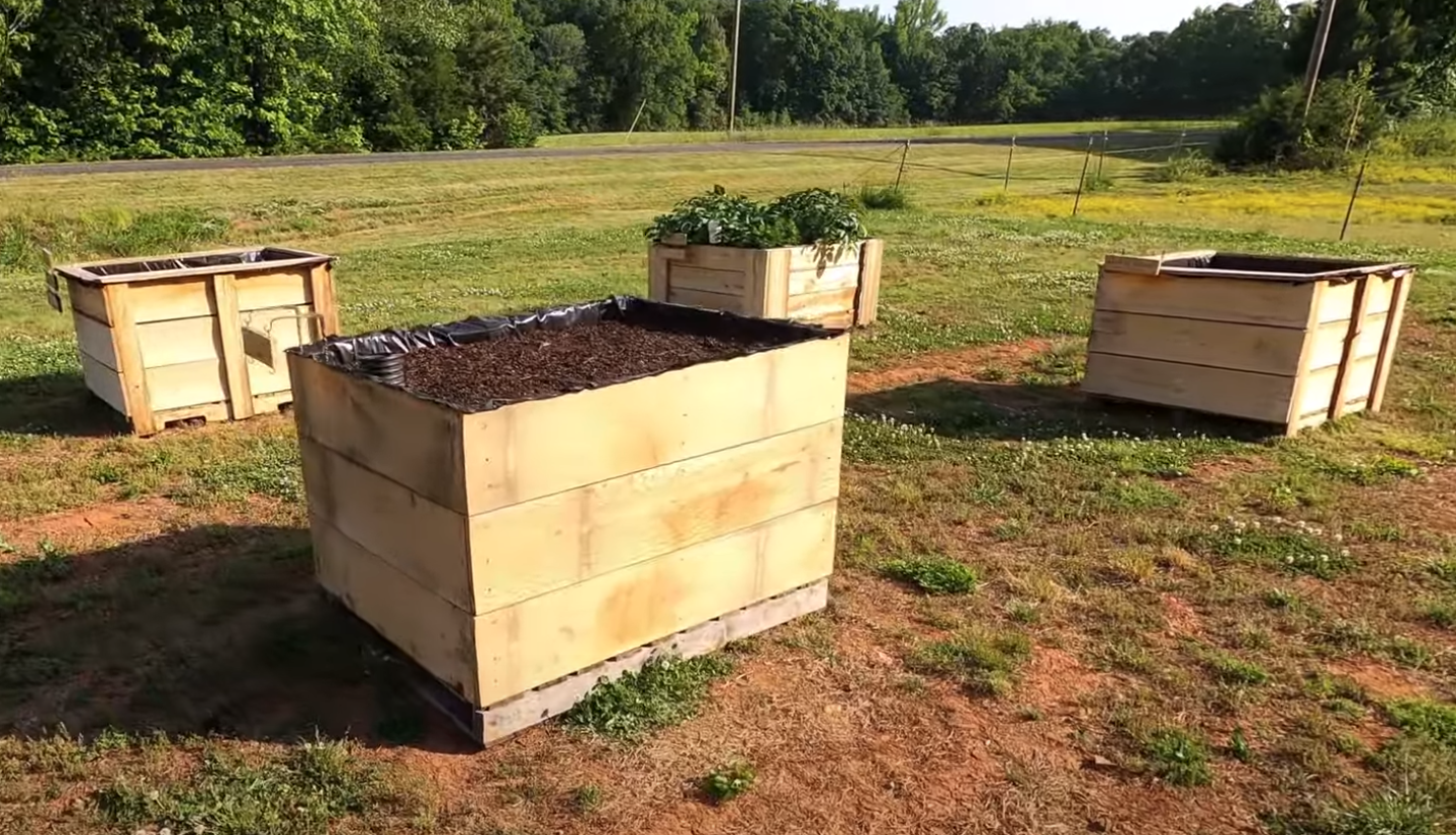 Portable self watering pallet planters