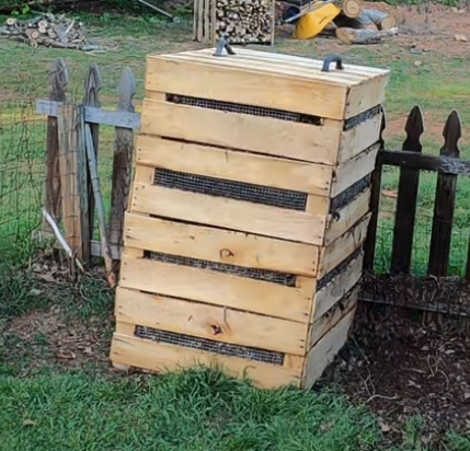 Easy to turn stakable compost bin